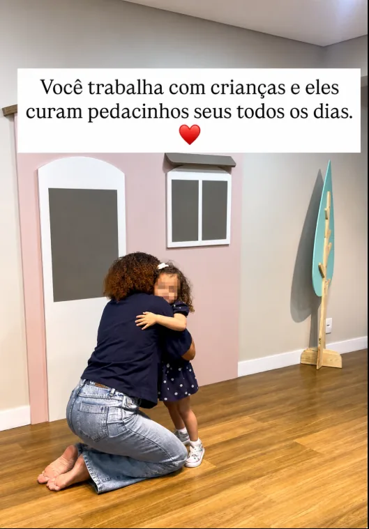 Ana Ramos abraçando uma criança em atendimento